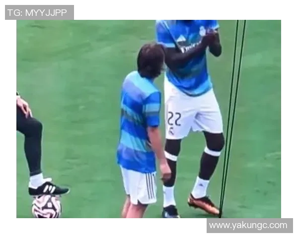 足球明星龙珠在赛场上激情庆祝进球引发全场热烈欢呼与狂欢气氛